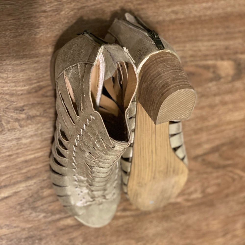 Sandals - Picture 2 of 4
